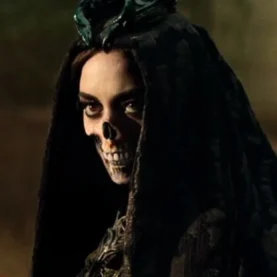 Aubrey Plaza como Morte em Agatha Desde Sempre