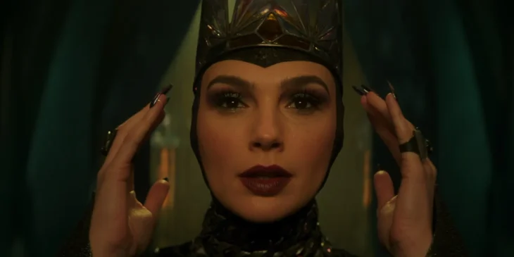 Gal Gadot como Rainha Má em Branca de Neve