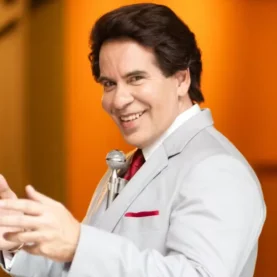 Leandro Hassum como Sílvio Santos