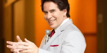 Leandro Hassum como Sílvio Santos