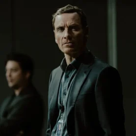 Michael Fassbender em A Agência