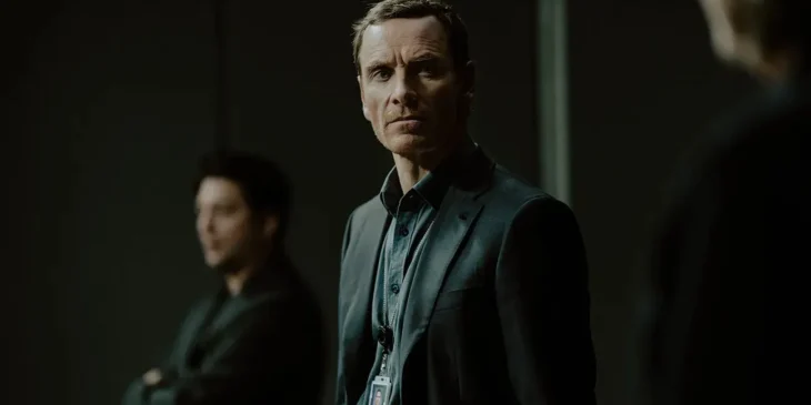 Michael Fassbender em A Agência