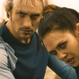 Aaron Taylor-Johnson e Elizabeth Olsen em Vingadores