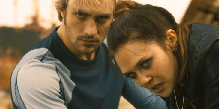 Aaron Taylor-Johnson e Elizabeth Olsen em Vingadores