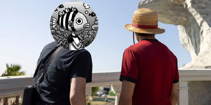 Eiichiro Oda ao lado de Iñaki Godoy em visita ao set de One Piece: A Série