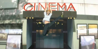Denji saltando em frente ao cinema em cena de Chainsaw Man - O Filme: Arco da Reze