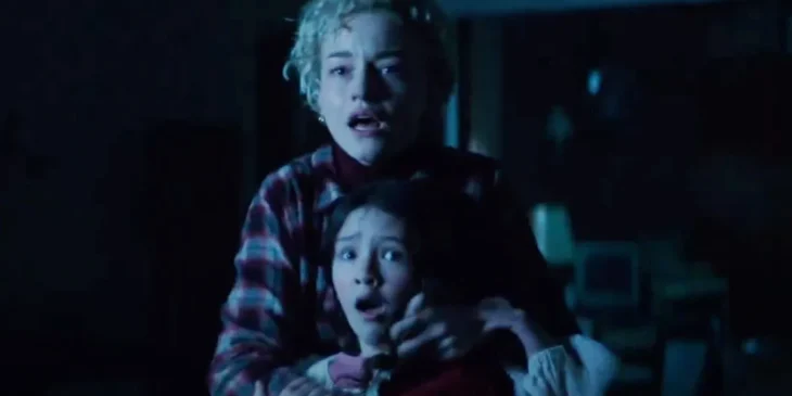 Julia Garner em Lobisomem
