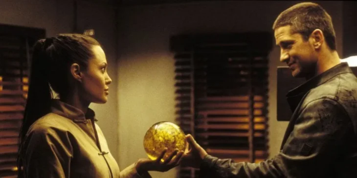 Gerard Butler e Angelina Jolie em Tomb Raider