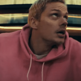 Locked, com Skarsgård e Anthony Hopkins, ganha trailer oficial