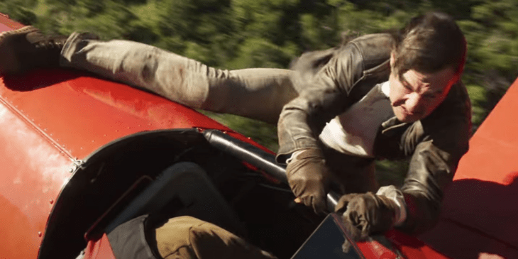 Missão: Impossível 8 | Imagem traz Tom Cruise fazendo acrobacia de alto risco