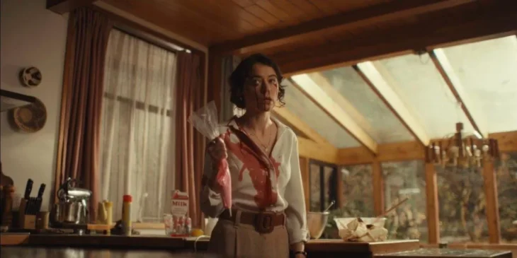 Tatiana Maslany em O Macaco