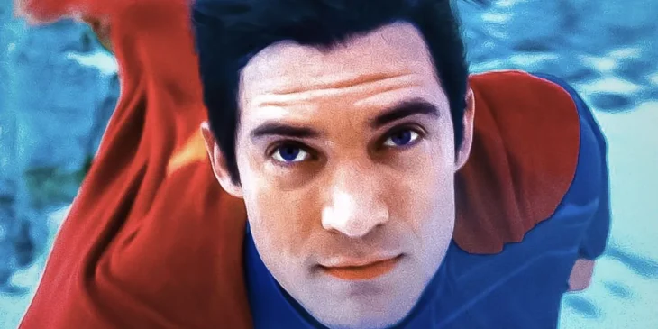 David Corenswet voando como Superman