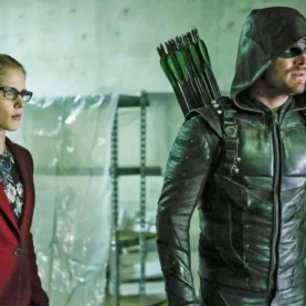 Emily Bett Richards e Stephen Amell em Arrow
