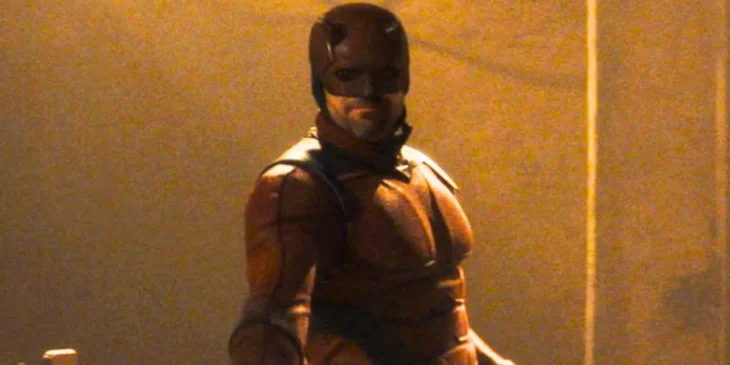 Charlie Cox com uniforme em Demolidor Renascido