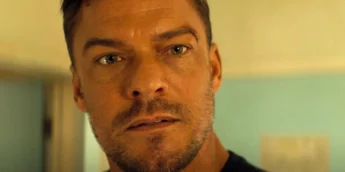 Alan Ritchson inconsciente Reacher