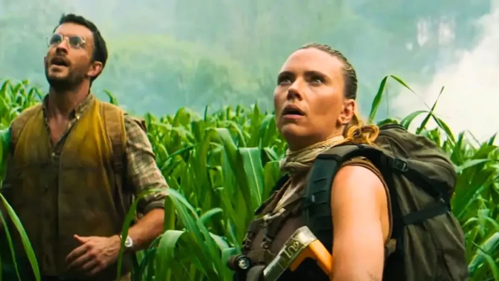 Jonathan Bailey e Scarlett Johanasson em Jurassic World Recomecço