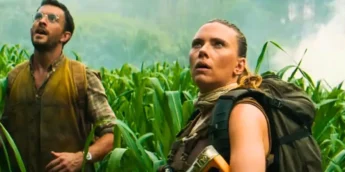 Jonathan Bailey e Scarlett Johanasson em Jurassic World Recomecço