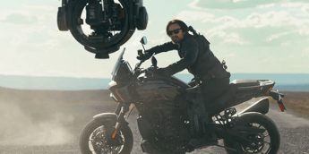 Thunderbolts* | Harley-Davidson revela imagens de Sebastian Stan como Bucky no set
