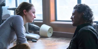 Pedro Pascal e Kaitlyn Dever em The Last of US