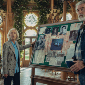 Com Helen Mirren e Pierce Brosnan, novo filme do diretor de Esqueceram de Mim ganha imagens inéditas