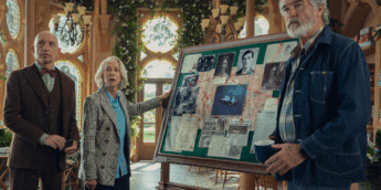 Com Helen Mirren e Pierce Brosnan, novo filme do diretor de Esqueceram de Mim ganha imagens inéditas