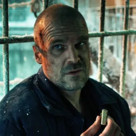David Harbour com visual de Hopper na série Stranger Things