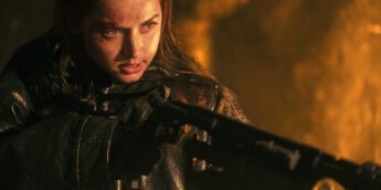 Ana de Armas empunhando lança-chamas em Bailarina