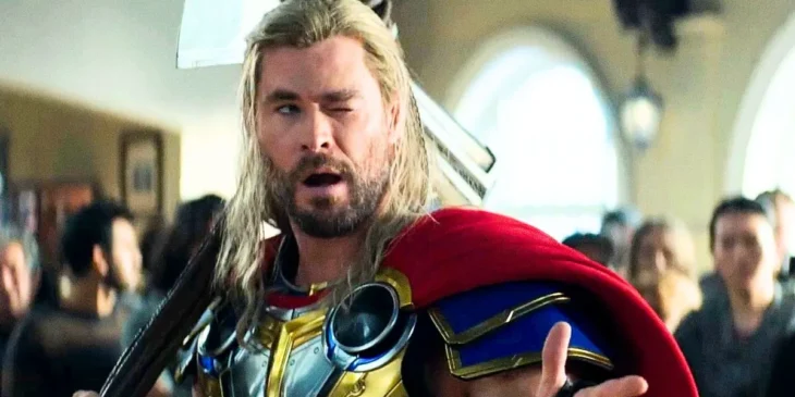 Chris Hemsworth com visual de Thor em filme do MCU