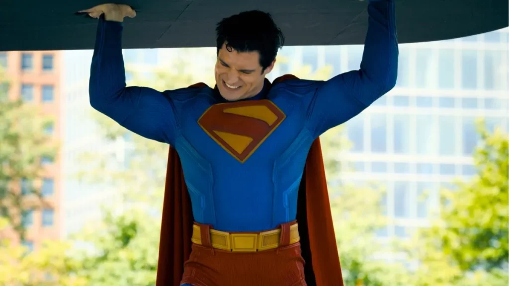 Superman levantando objeto em trailer de filme da DC Studios