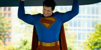 Superman levantando objeto em trailer de filme da DC Studios