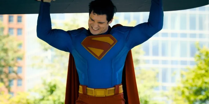Superman levantando objeto em trailer de filme da DC Studios