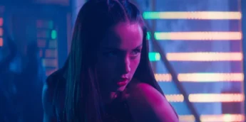 Ana de Armas lutando em Bailarina