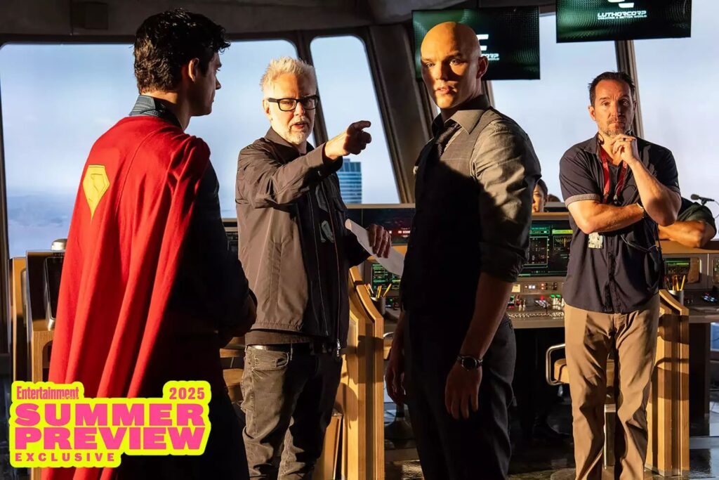 James Gunn, David Corenswet e Nicholas Hoult no set de Superman