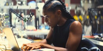 Dominique Thorne é Riri Williams na série Coração de Ferro