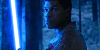 John Boyega com sabre de luz em Star Wars
