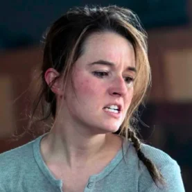 Caitlyn Dever como Abby na série The Last of Us