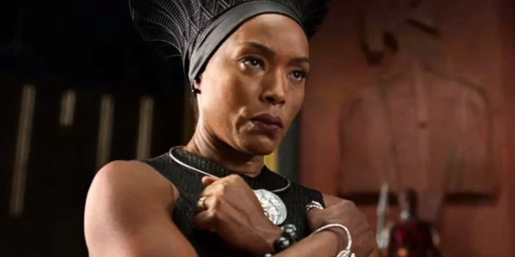 Angela Bassett é a Rainha Ramonda em Pantera Negra