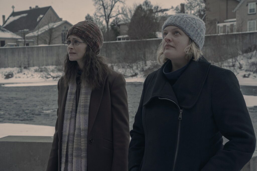 Alexis Bledel e Elisabeth Moss no final de The Handmaids Tale
