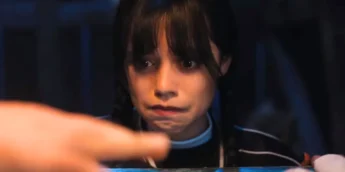 Jenna Ortega caracterizada como Wandinha em série da Netflix