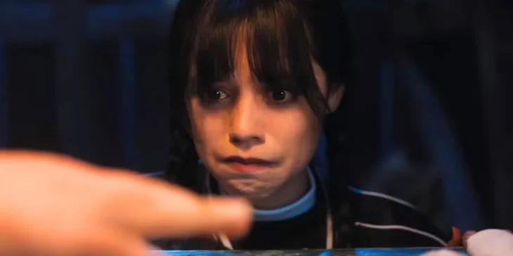 Jenna Ortega caracterizada como Wandinha em série da Netflix