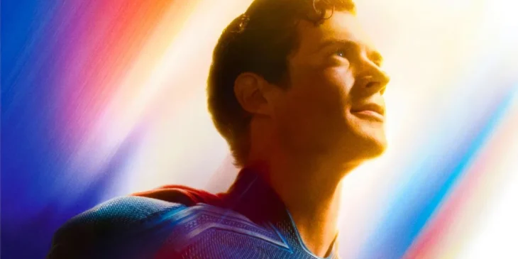 David Corenswet alçando voo como Superman
