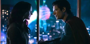 Rachel Brosnahan e David Corenswet se encarando em Superman