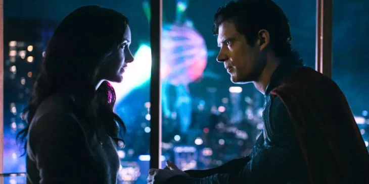 Rachel Brosnahan e David Corenswet se encarando em Superman