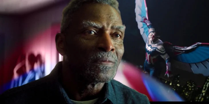 Carl Lumbly e Anthony Mackie como Capitão América