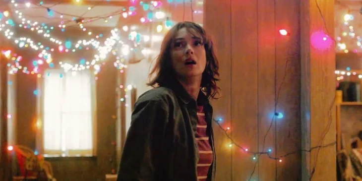 Joyce na Casa Byers em Stranger Things