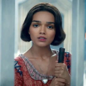 Rachel Zegler com visual de Branca de Neve em live-action