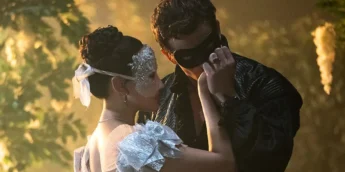 Casal protagonista da 4ª temporada de Bridgerton em baile de máscaras