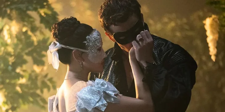 Casal protagonista da 4ª temporada de Bridgerton em baile de máscaras