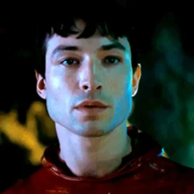 Ezra Miller é Barry Allen em The Flash