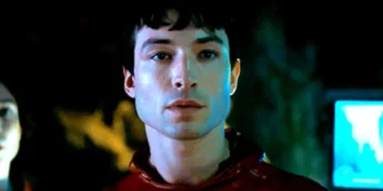 Ezra Miller é Barry Allen em The Flash